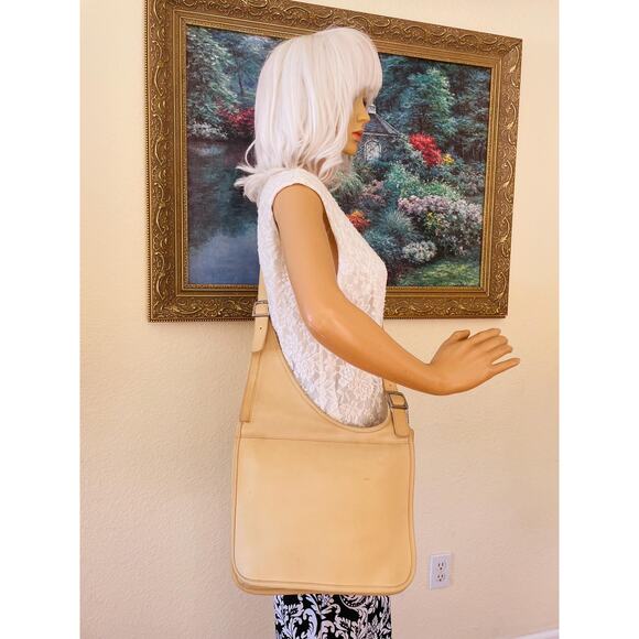 Very rare Coach ivory/butter Leather Hippie Slim asymmetrical shoulder bag #9404 - Picture 3 of 10